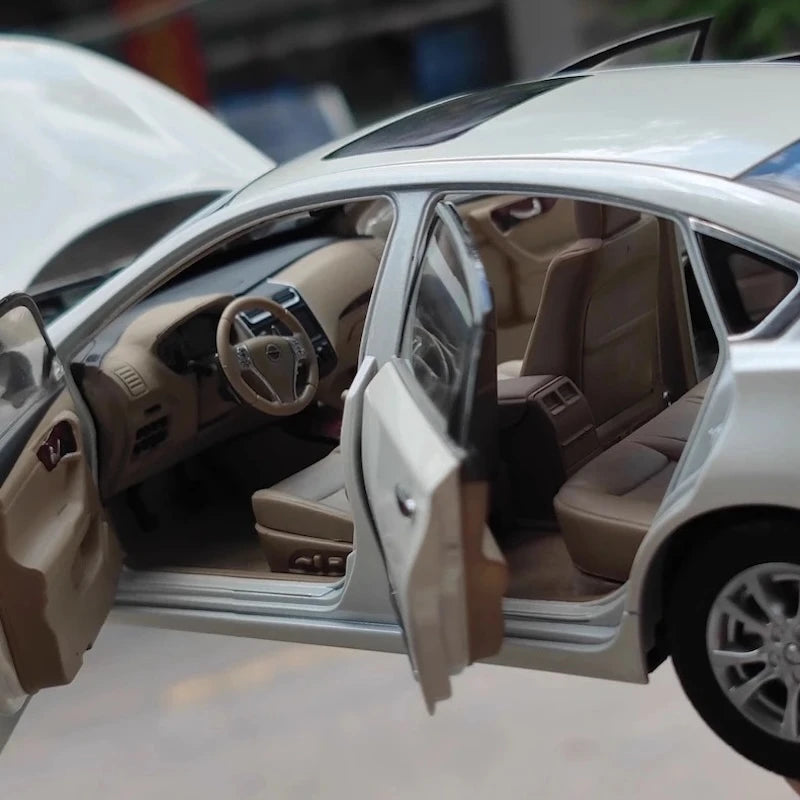 [OEM] 1:18 Nissan 2013 Altima White Model Car Die-Cast