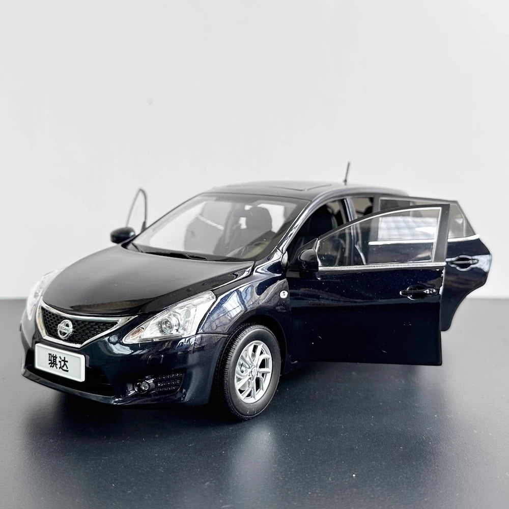 [OEM] 1:18 Nissan 2013 Tiida C12 zwart modelauto Die-Cast