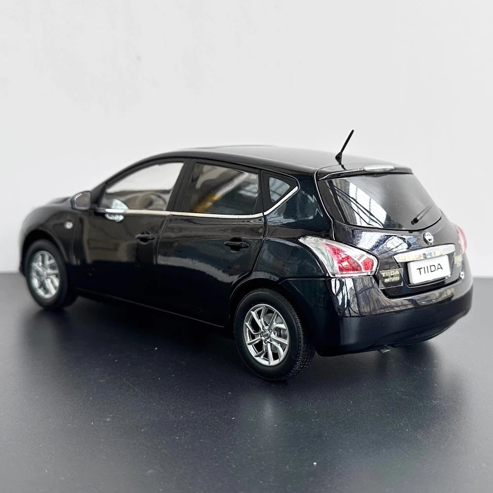 [OEM] 1:18 Nissan 2013 Tiida C12 zwart modelauto Die-Cast
