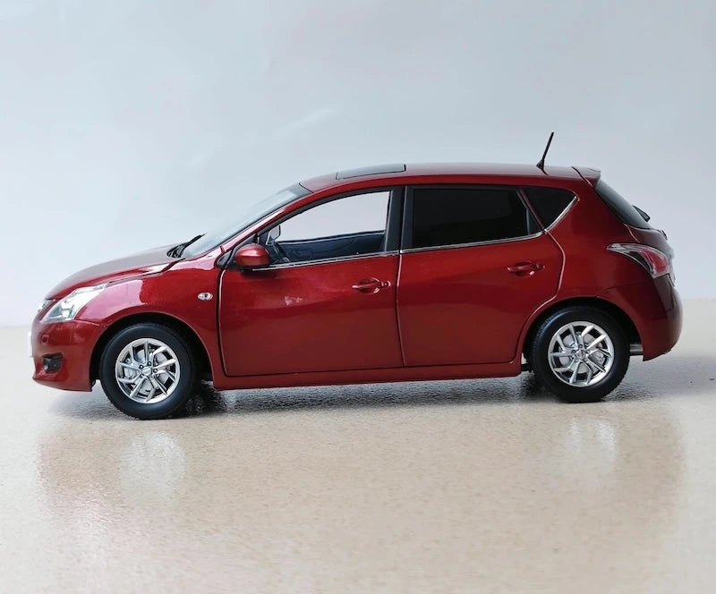 [OEM] 1:18 Nissan 2013 Tiida C12 Red Model Car Die-Cast