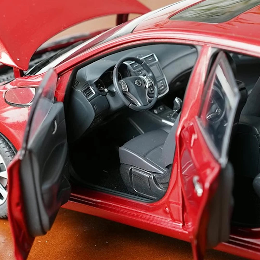 [OEM] 1:18 Nissan 2016 Tiida Red Model Car Die-Cast