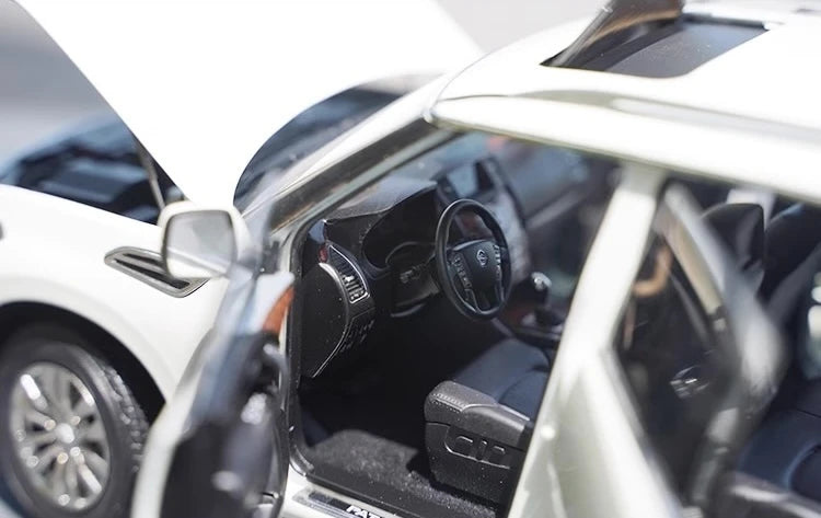 [OEM] 1:18 Nissan 2018 Patrol Y62 White Model Car Die-Cast