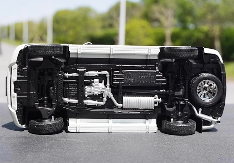 [OEM] 1:18 Nissan 2018 Patrol Y62 White Model Car Die-Cast