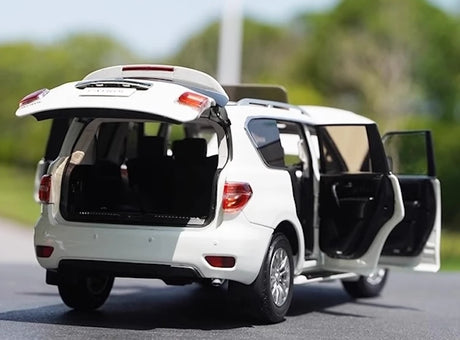 [OEM] 1:18 Nissan 2018 Patrol Y62 White Model Car Die-Cast