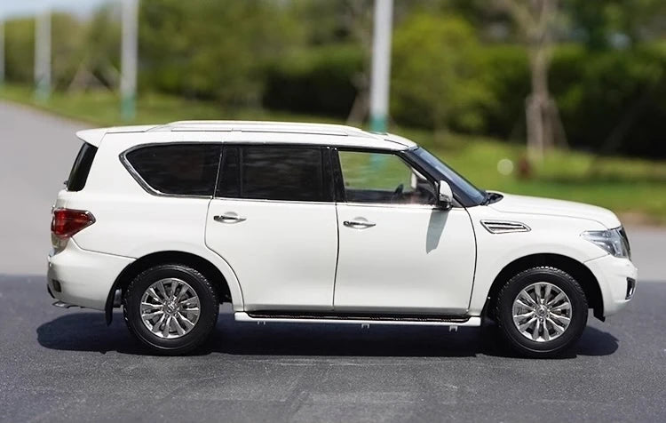 [OEM] 1:18 Nissan 2018 Patrol Y62 wit modelauto Die-Cast