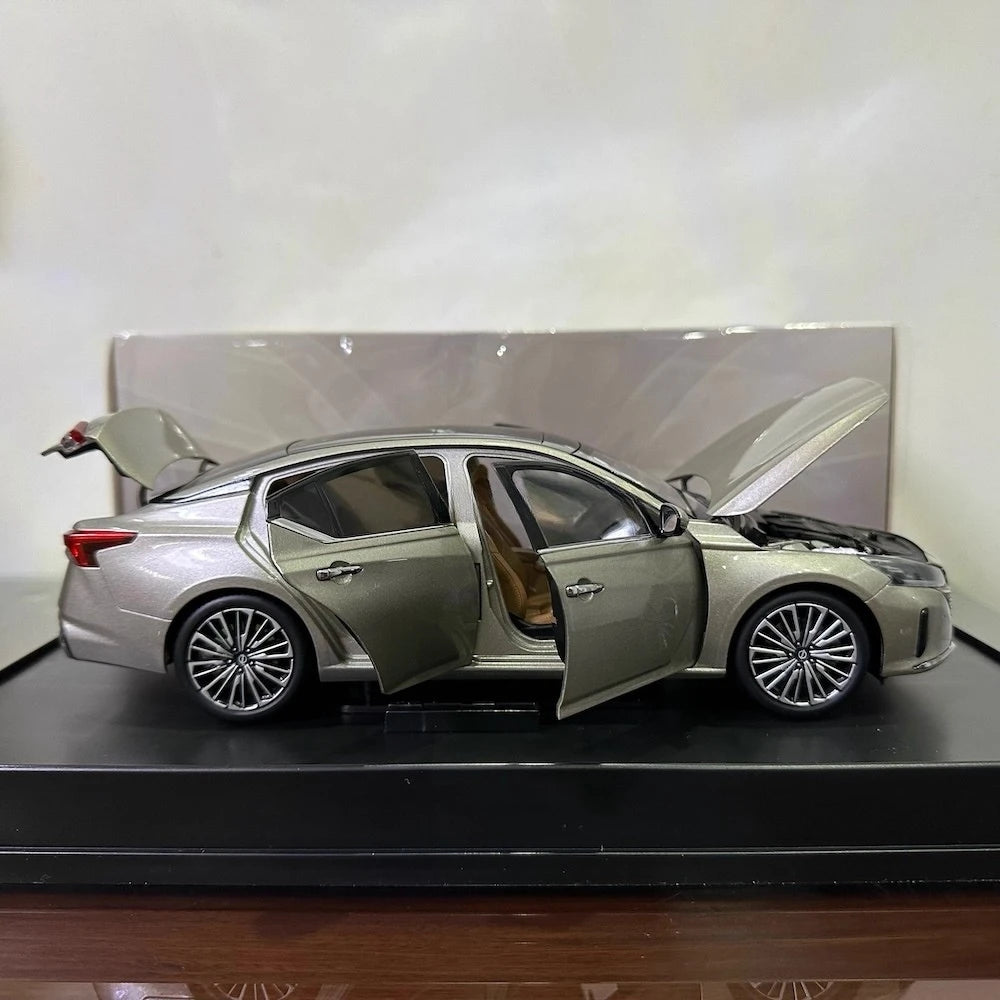 [OEM] 1:18 Nissan 2022 Altima Gold Model Car Die-Cast