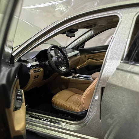 [OEM] 1:18 Nissan 2022 Altima Gold Model Car Die-Cast