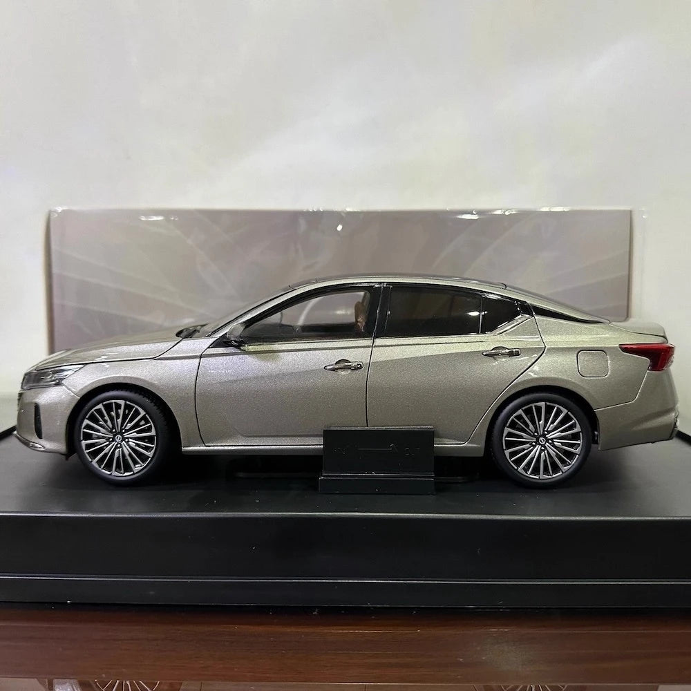 [OEM] 1:18 Nissan 2022 Altima Gold Model Car Die-Cast
