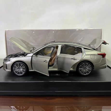 [OEM] 1:18 Nissan 2022 Altima Gold Model Car Die-Cast