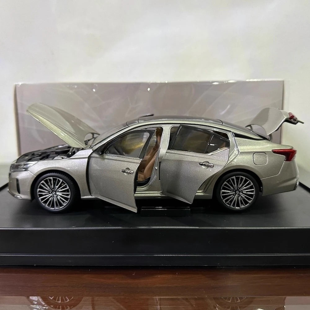 [OEM] 1:18 Nissan 2022 Altima oro modellino di auto Die-Cast