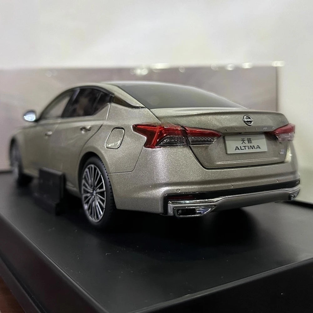 [OEM] 1:18 Nissan 2022 Altima oro modellino di auto Die-Cast