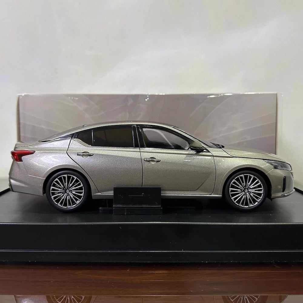 [OEM] 1:18 Nissan 2022 Altima oro modellino di auto Die-Cast