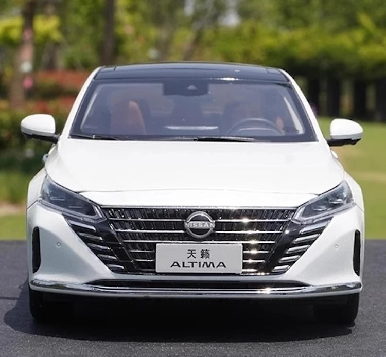 [OEM] 1:18 Nissan 2022 Altima bianco modellino di auto Die-Cast