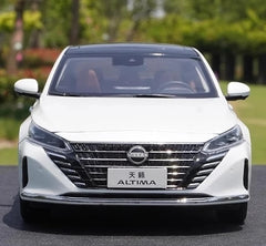 [OEM] 1:18 Nissan 2022 Altima bianco modellino di auto Die-Cast