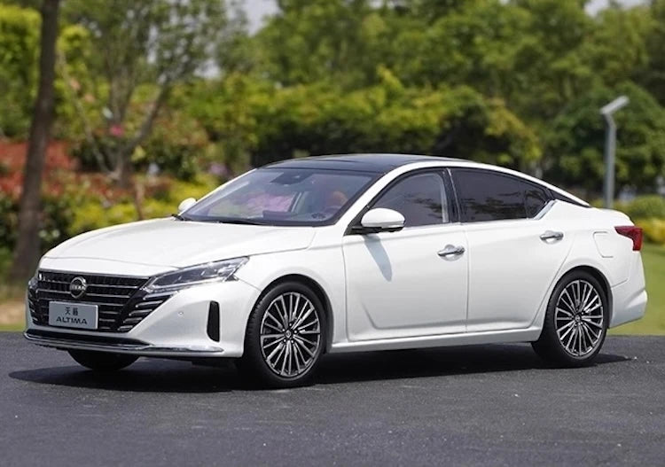 [OEM] 1:18 Nissan 2022 Altima bianco modellino di auto Die-Cast