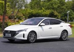 [OEM] 1:18 Nissan 2022 Altima bianco modellino di auto Die-Cast