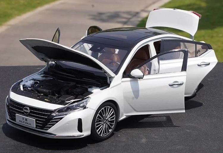 [OEM] 1:18 Nissan 2022 Altima bianco modellino di auto Die-Cast