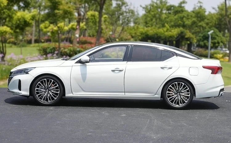 [OEM] 1:18 Nissan 2022 Altima bianco modellino di auto Die-Cast