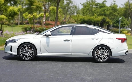 [OEM] 1:18 Nissan 2022 Altima White Model Car Die-Cast