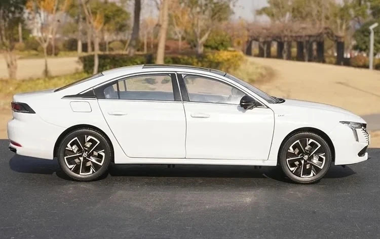 [OEM] 1:18 Peugeot 2023 508 bianco modellino di auto Die-Cast