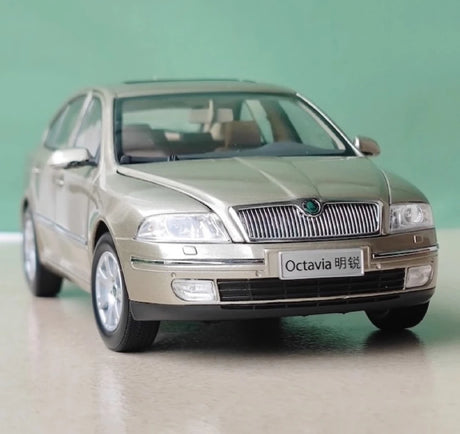 [OEM] 1:18 Skoda 2004 Octavia Gold Model Car Die-Cast