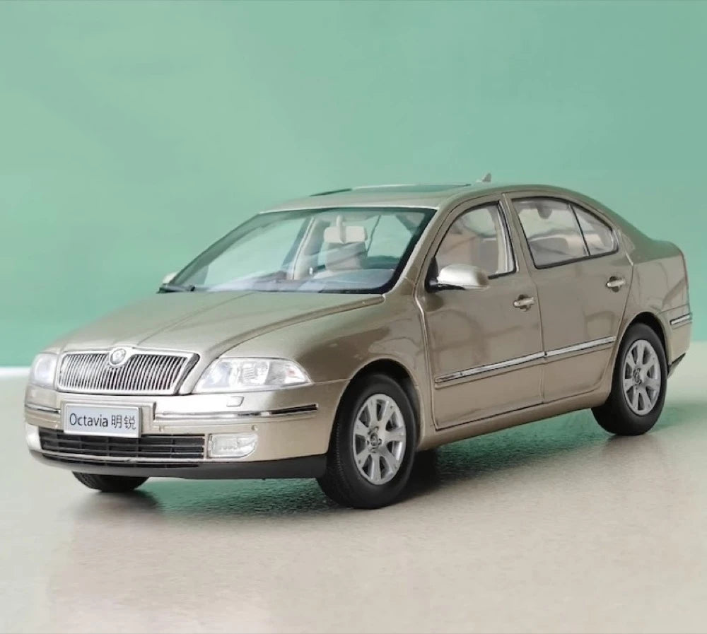 [OEM] 1:18 Skoda 2004 Octavia Gold Model Car Die-Cast