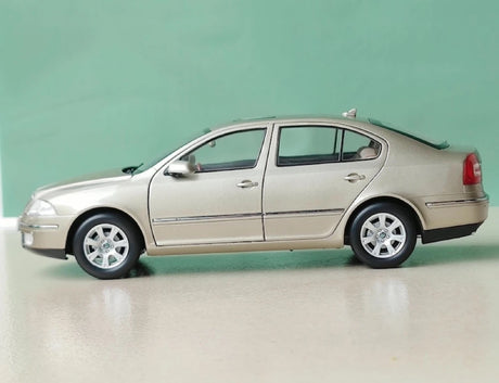 [OEM] 1:18 Skoda 2004 Octavia Gold Model Car Die-Cast