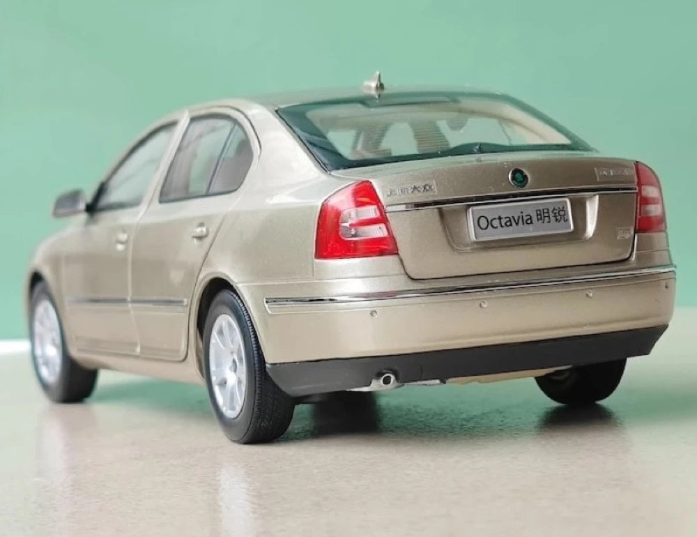 [OEM] 1:18 Skoda 2004 Octavia Gold Model Car Die-Cast
