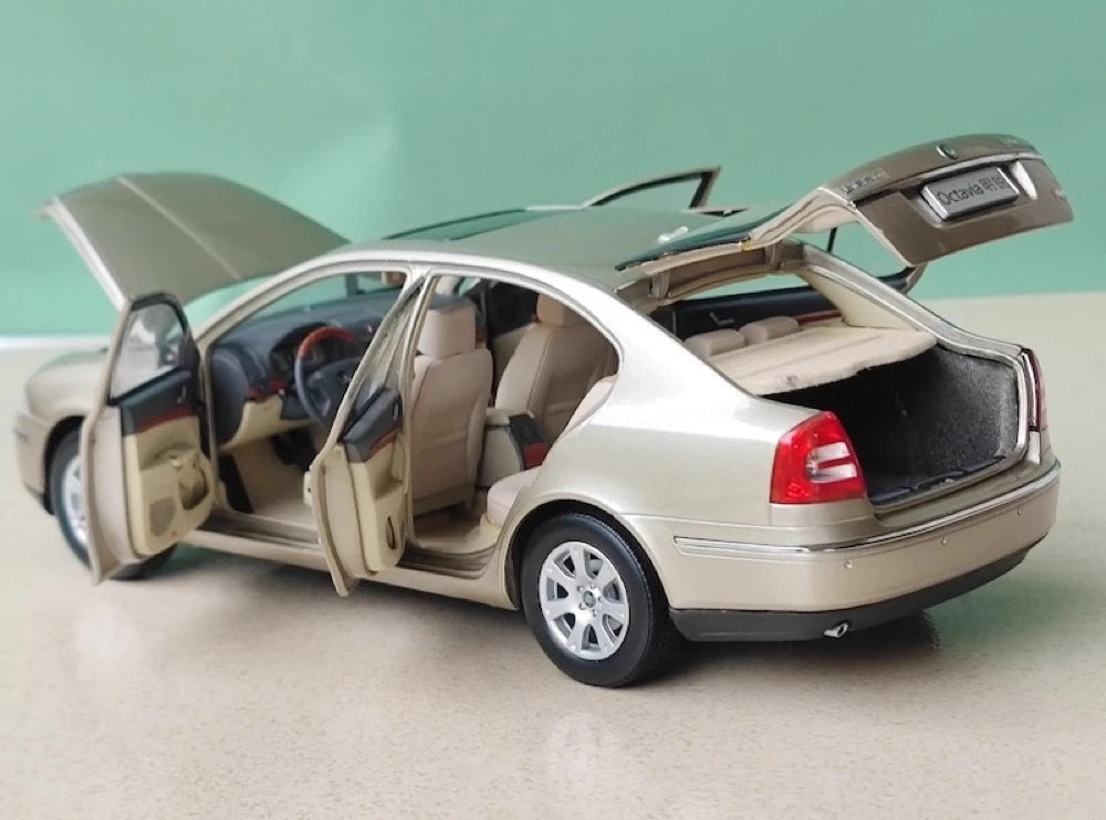 [OEM] 1:18 Skoda 2004 Octavia Gold Model Car Die-Cast