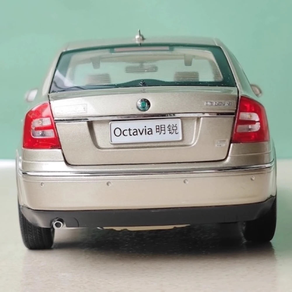 [OEM] 1:18 Skoda 2004 Octavia Gold Model Car Die-Cast