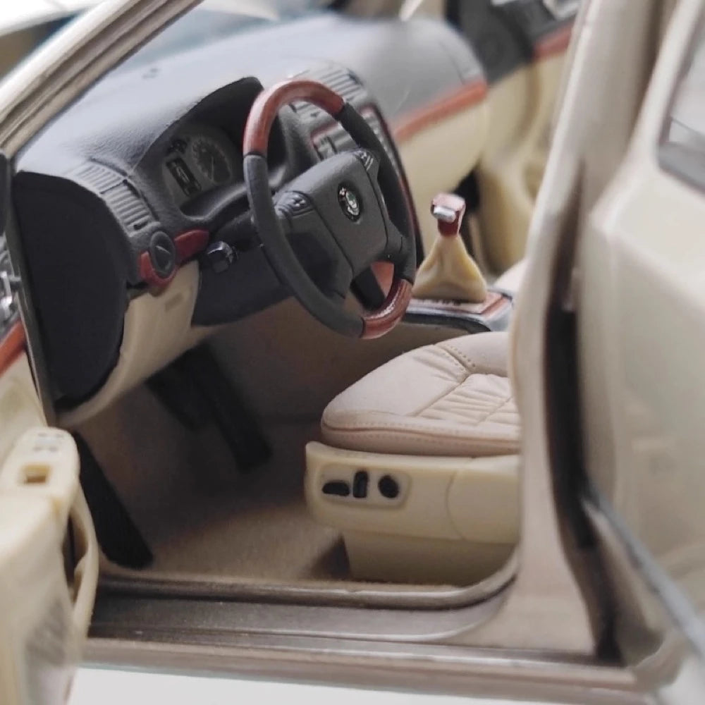 [OEM] 1:18 Skoda 2004 Octavia Gold Model Car Die-Cast