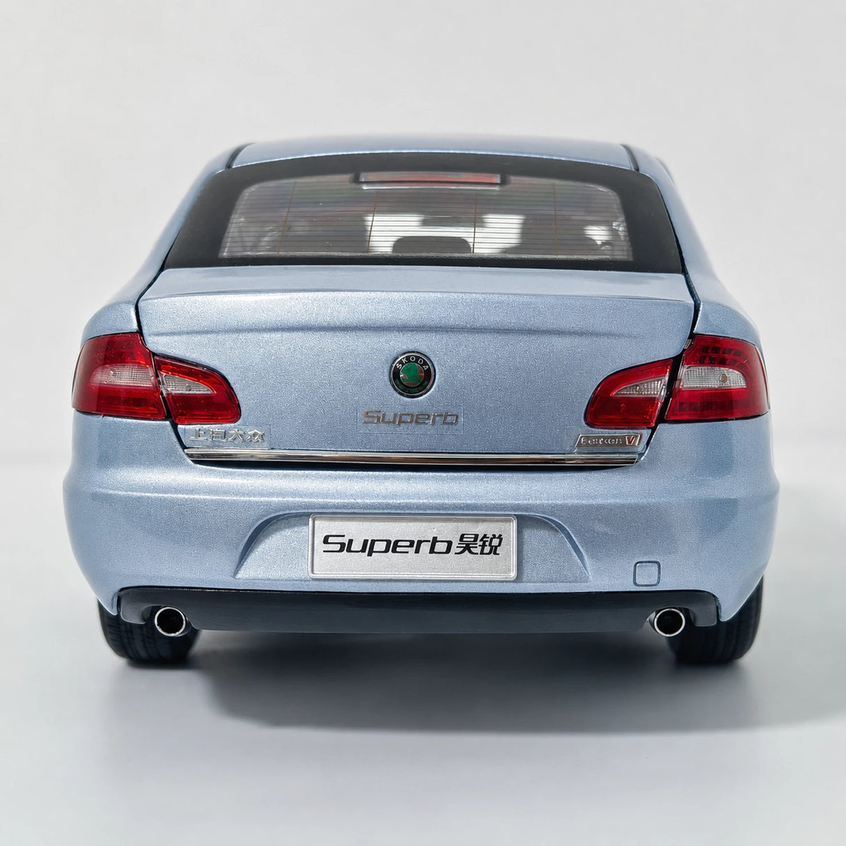 Skoda 2008 Superb B6 Blue 1:18 diecast model car by OEM - view 4