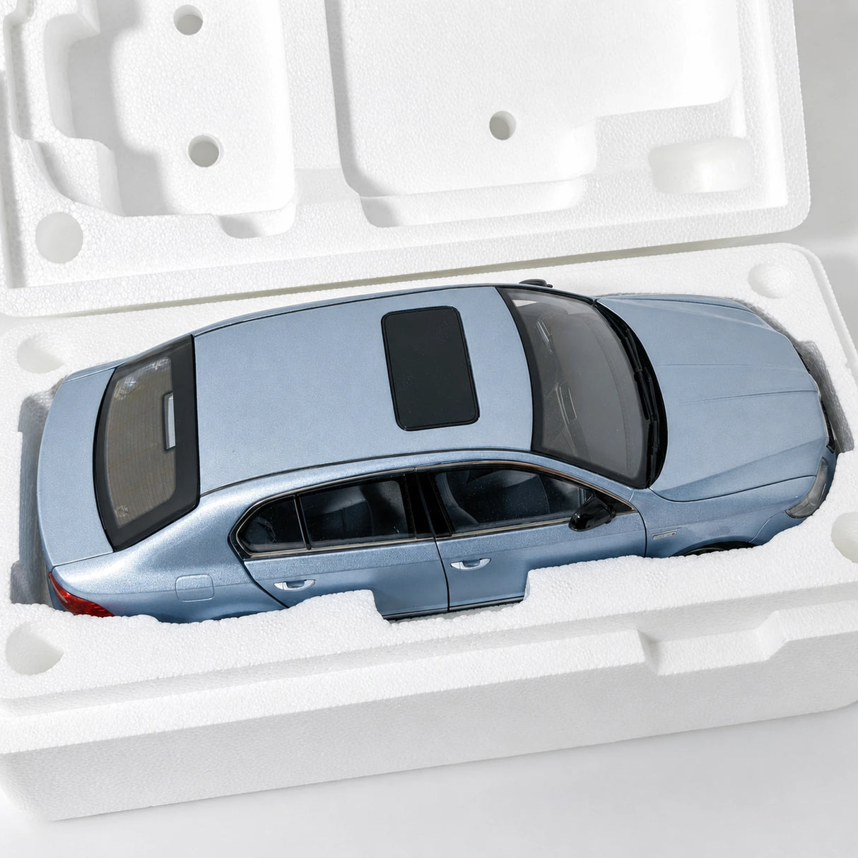 Skoda 2008 Superb B6 Blue 1:18 diecast model car by OEM - view 9
