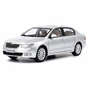 OEM Skoda 2008 Superb B6 silver 1:18 – samlarbil i gjuten metall
