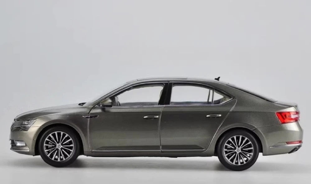 [OEM] 1:18 Skoda 2008 Superb Brown Model Car Die-Cast