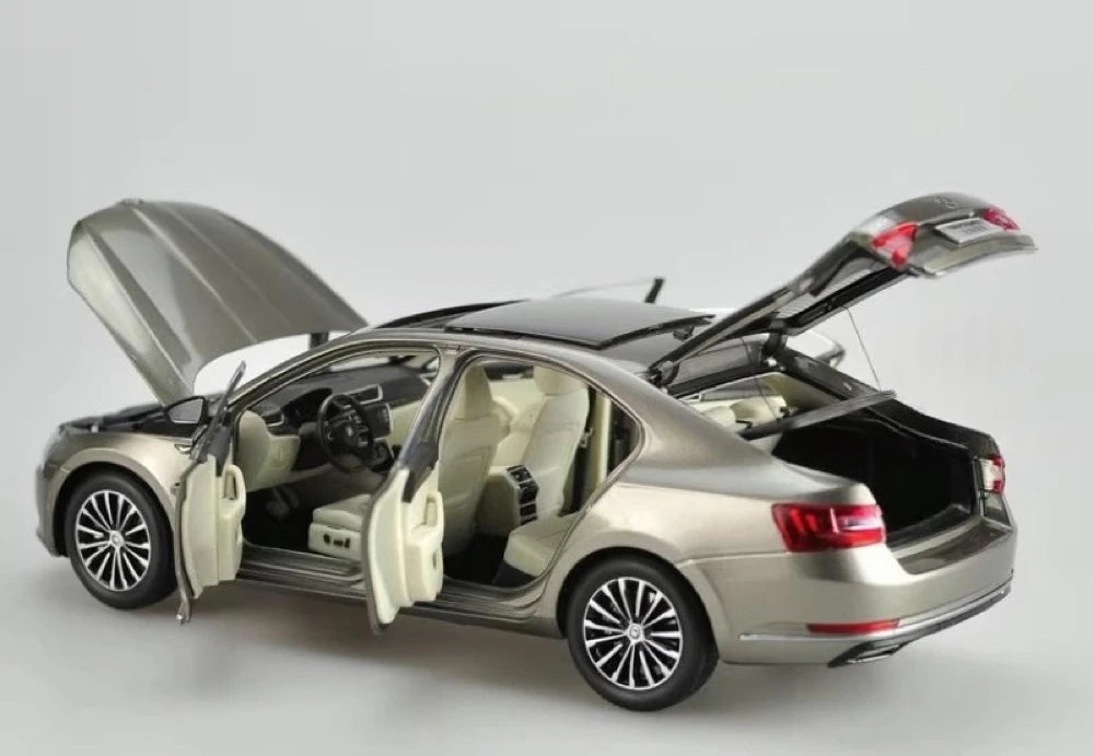 [OEM] 1:18 Skoda 2008 Superb Brown Model Car Die-Cast
