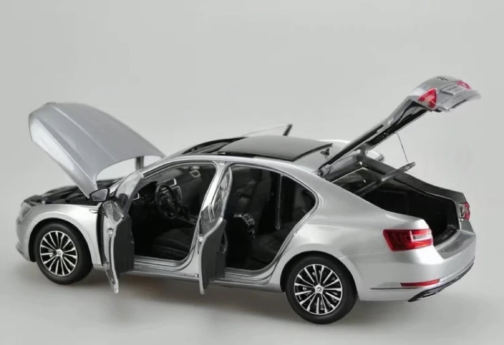 [OEM] 1:18 Skoda 2008 Superb argento modellino di auto Die-Cast