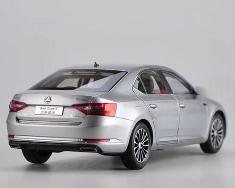 [OEM] 1:18 Skoda 2008 Superb Silver Model Car Die-Cast