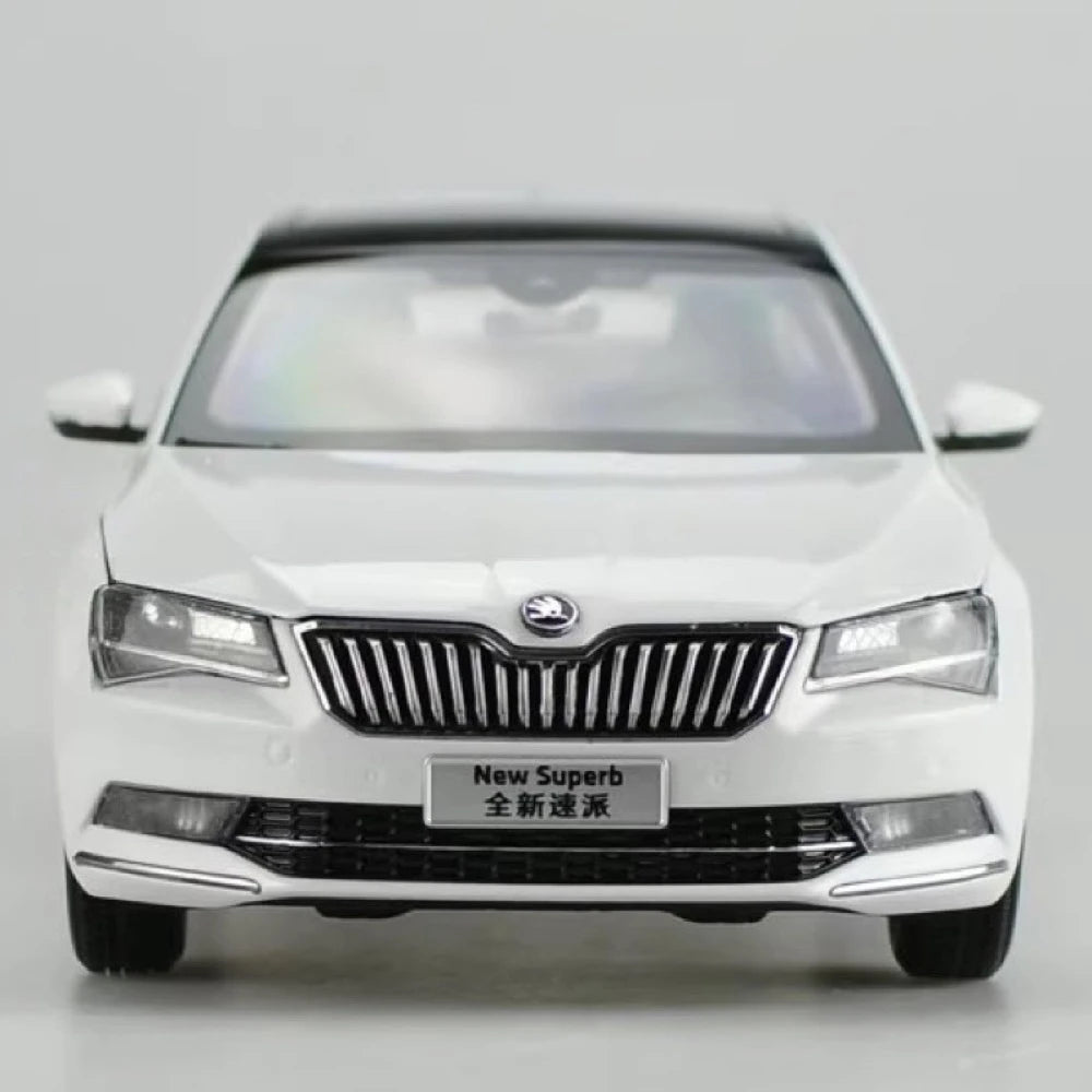 [OEM] 1:18 Skoda 2008 Superb bianco modellino di auto Die-Cast