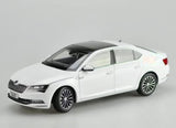 [OEM] 1:18 Skoda 2008 Superb wit modelauto Die-Cast