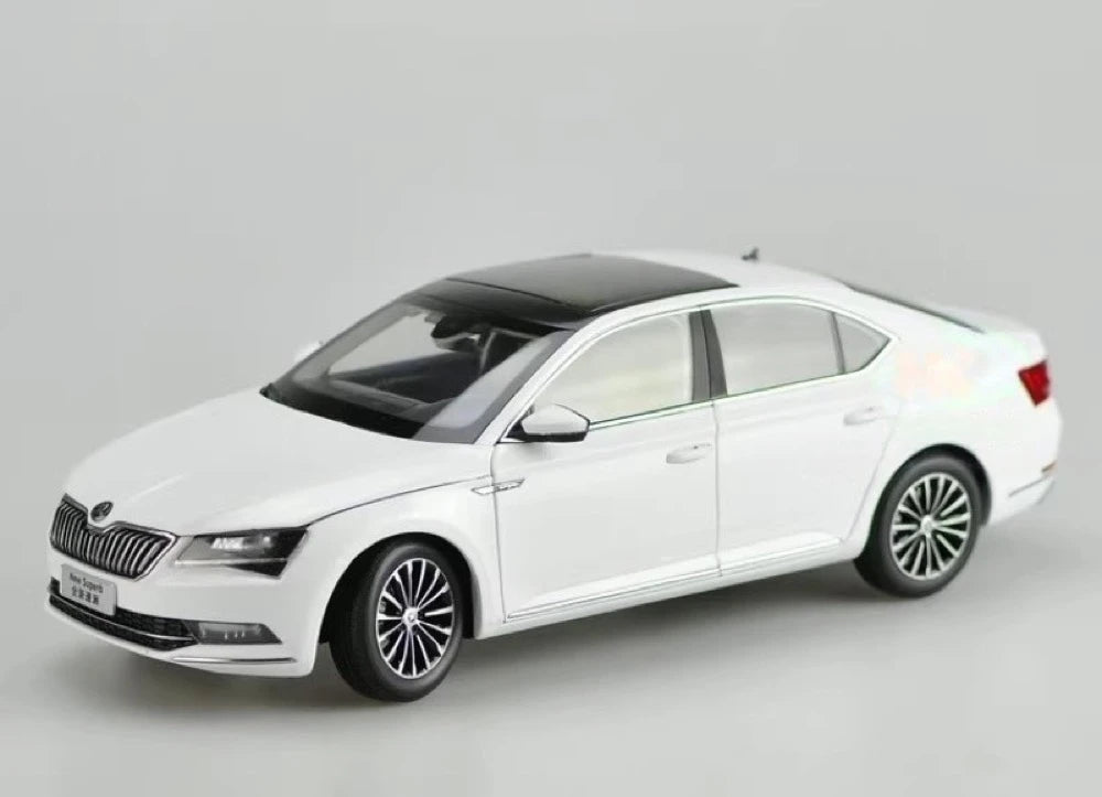 [OEM] 1:18 Skoda 2008 Superb bianco modellino di auto Die-Cast