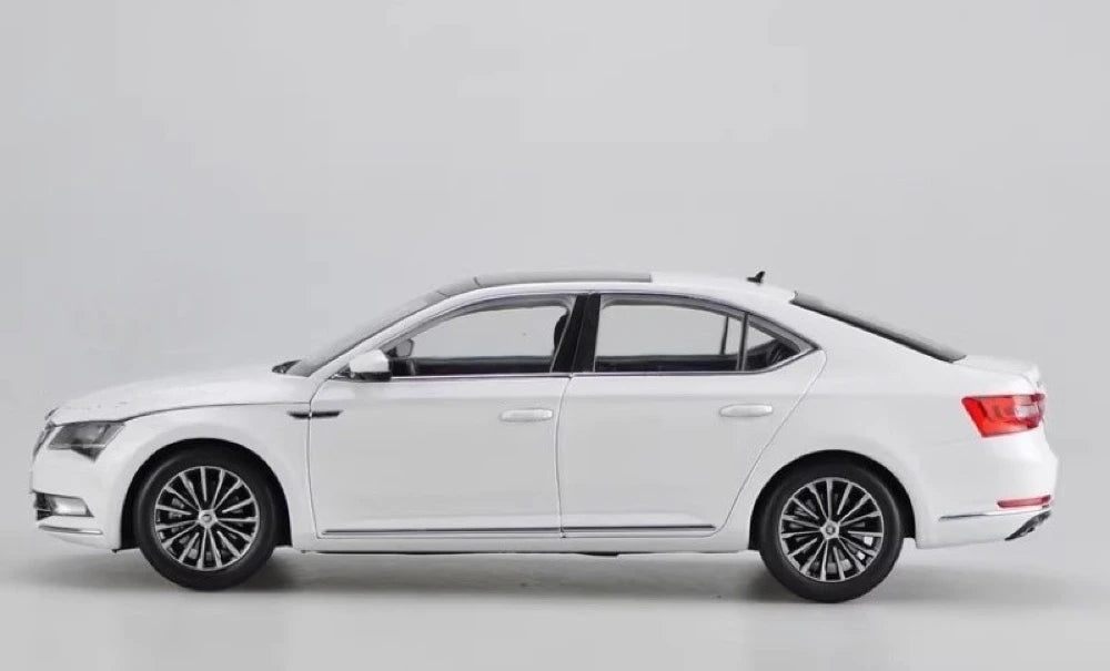 [OEM] 1:18 Skoda 2008 Superb bianco modellino di auto Die-Cast