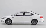 [OEM] 1:18 Skoda 2008 Superb wit modelauto Die-Cast
