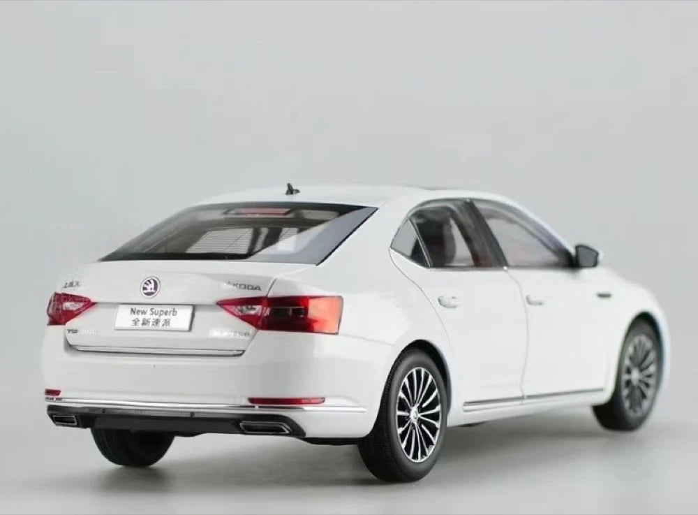 [OEM] 1:18 Skoda 2008 Superb bianco modellino di auto Die-Cast