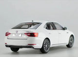 [OEM] 1:18 Skoda 2008 Superb wit modelauto Die-Cast