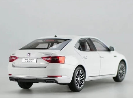 [OEM] 1:18 Skoda 2008 Superb White Model Car Die-Cast