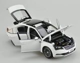 [OEM] 1:18 Skoda 2008 Superb wit modelauto Die-Cast