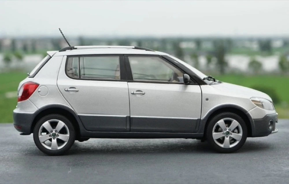 [OEM] 1:18 Skoda 2009 Fabia Scout Gray Model Car Die-Cast