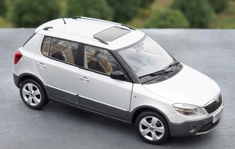 [OEM] 1:18 Skoda 2009 Fabia Scout Gray Model Car Die-Cast