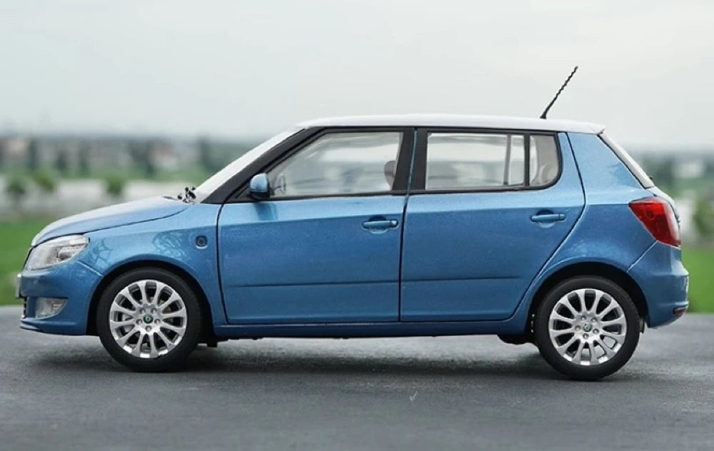 [OEM] 1:18 Skoda 2012 Fabia Blue Model Car Die-Cast